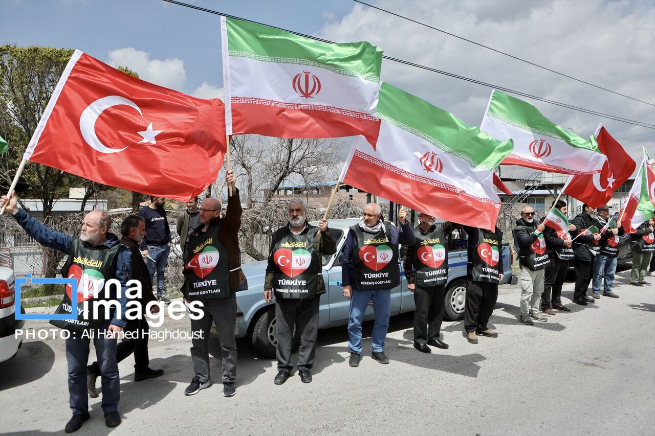 دیوار انسانی فعالان مدنی ترکیه‌ای مقابل نیروگاه برق تبریز